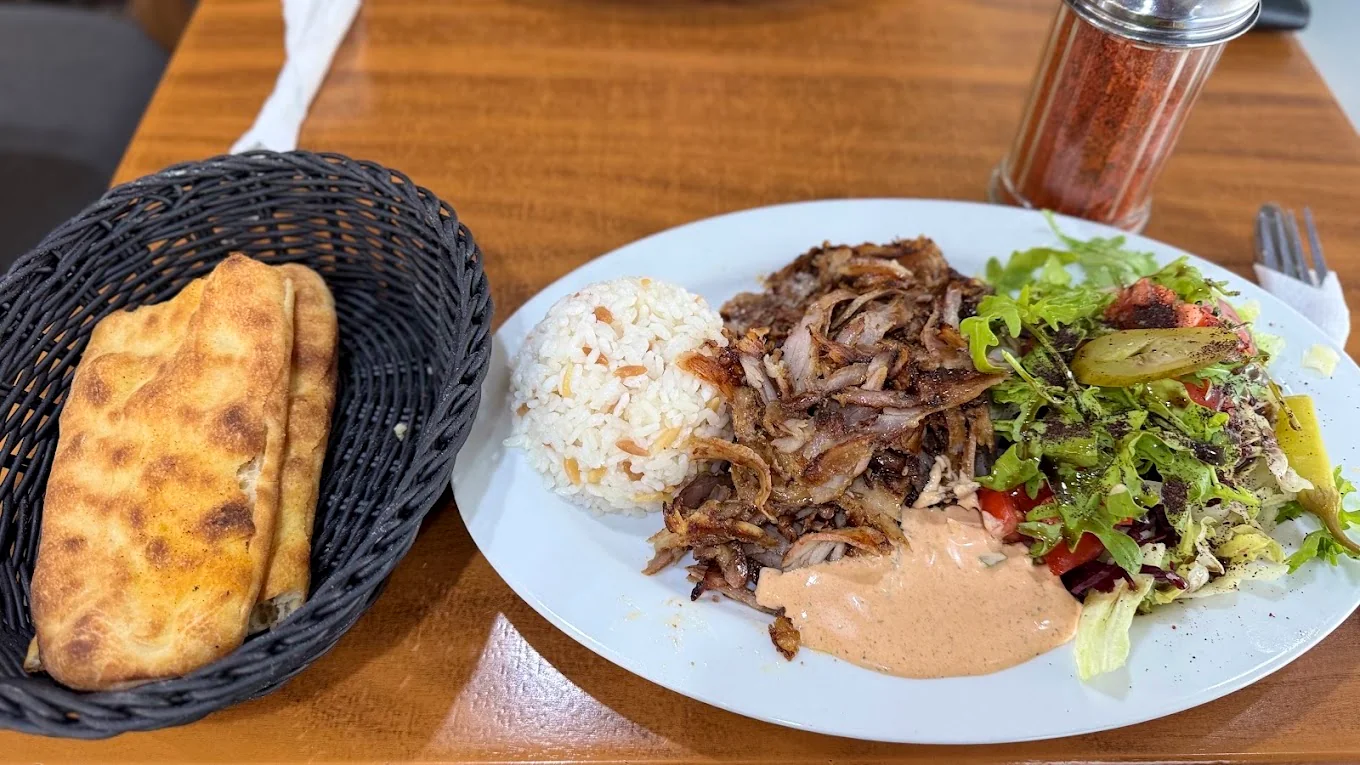 Originalaufnahme eines Dönertellers mit Fleisch, Reis, Salat und Brot bei Berger Kebap