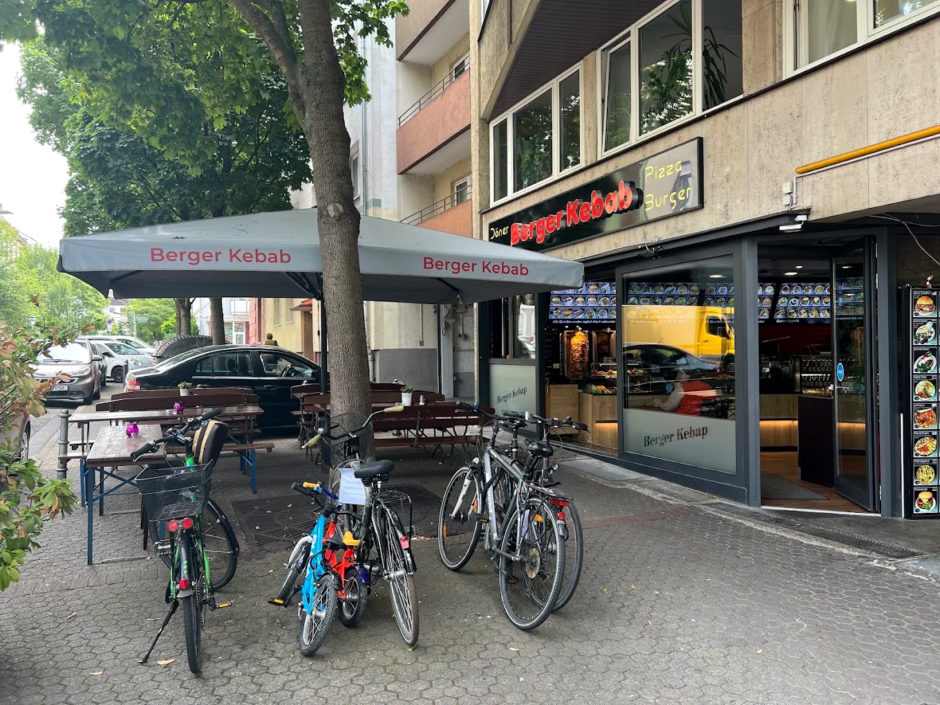 Außenansicht von Berger Kebap mit Sitzplätzen
