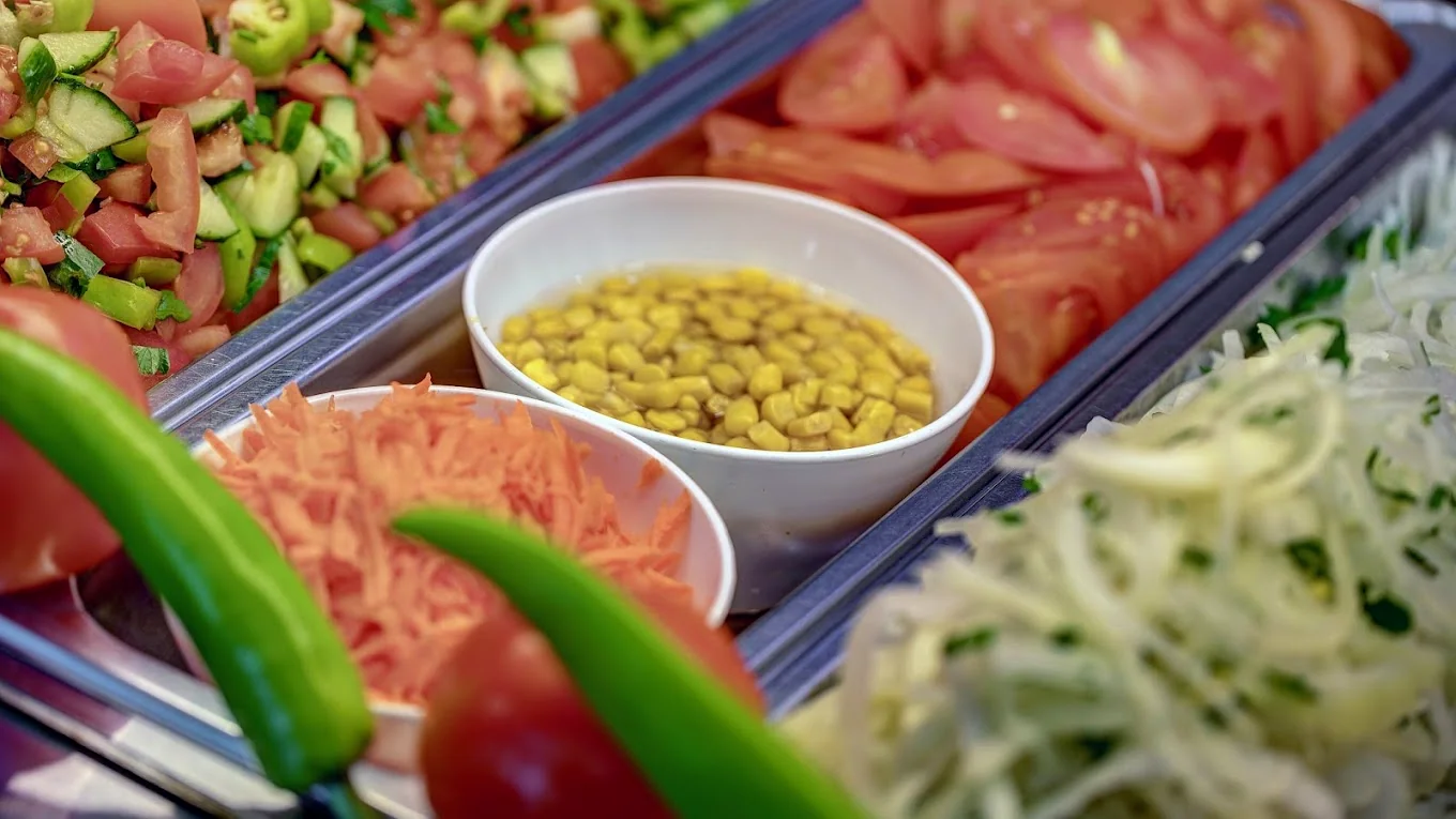 Frische Tomaten, Gurken und knackiger Salat aus der Berger Kebap Theke