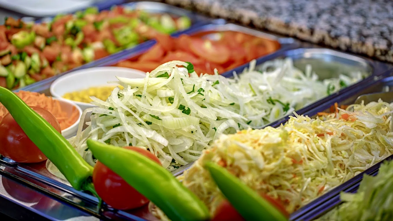 Frisch vorbereitete Salate in der Theke